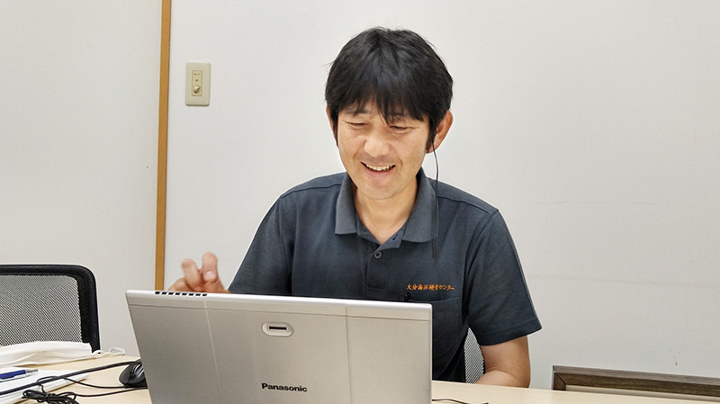 【写真】オンライン出張授業を行う講師の平田