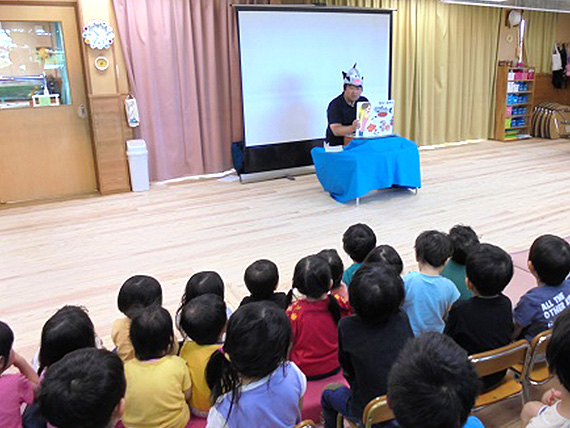 【Picture】The Children Listened to the Picture-story Shows