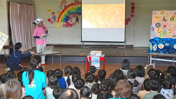 【写真】紙芝居を見る子供たち