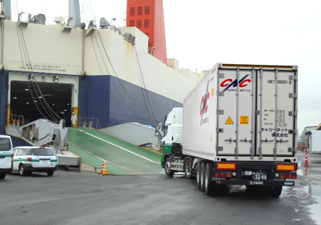 [Photo] Specialized Carry Net truck boarding a MOL Ferry RORO vessel.